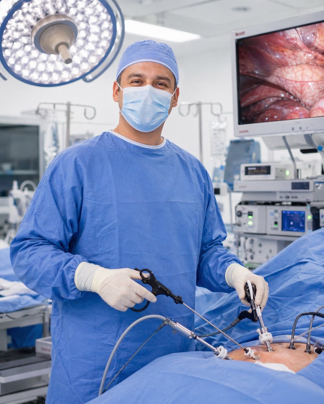 Dr. Javier Arcos en pabellón laparoscópico